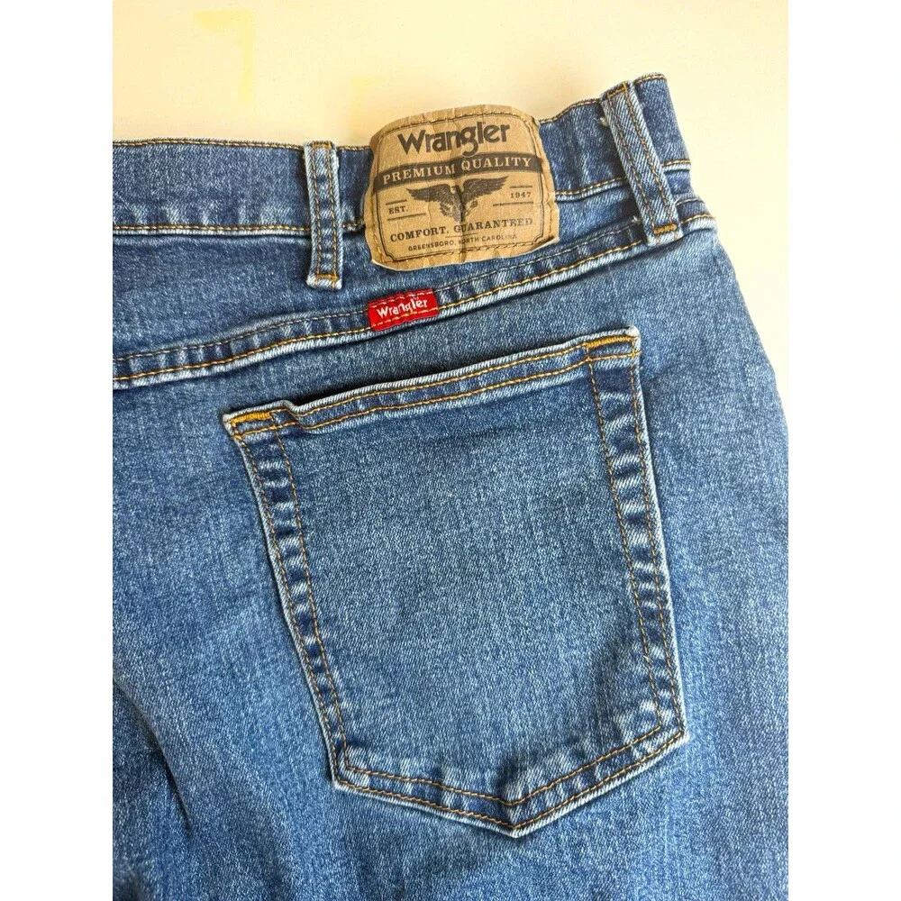 Wrangler Premium Quality Men's Blue Medium Wash Denim Straight Mid Rise 5-Pocket